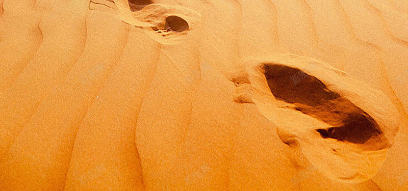 沙漠中行走的人海报背景jpg设计背景_88icon https://88icon.com 旅行 步伐 沙子 沙漠 沙漠俯视图 海报背景 背景 背景素材 脚印 行走 风景