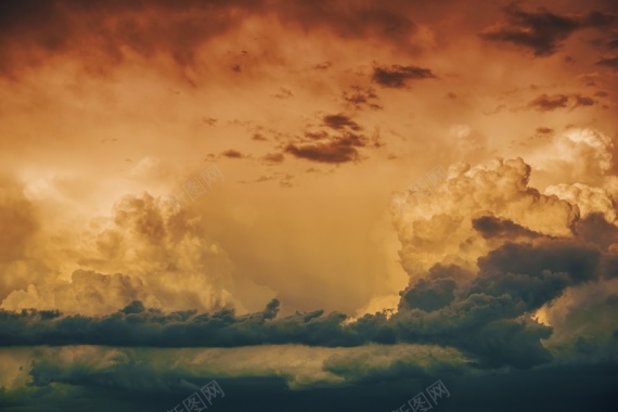 天空中厚厚的白云乌云摄影图片