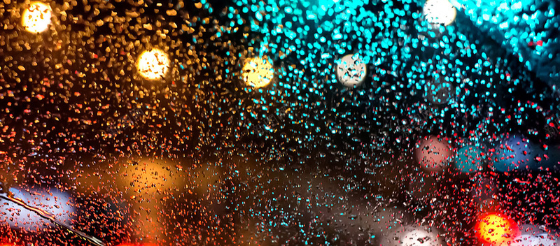 玻璃上的雨滴jpg设计背景_88icon https://88icon.com 光 反映 晚上 暗 流水 海报banner 激情 狂欢 玻璃 窗口 雨水 非