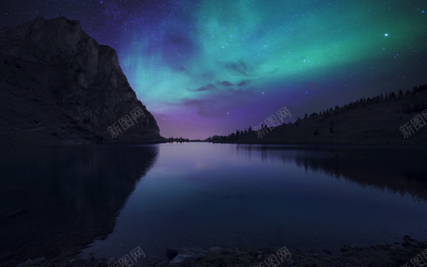 夜晚天空下的河流背景