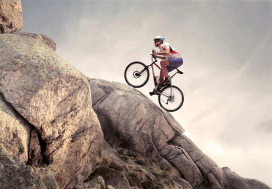 创意广告骑行的山地车的人摄影图片