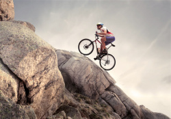 山地车广告创意广告骑行的山地车的人高清图片