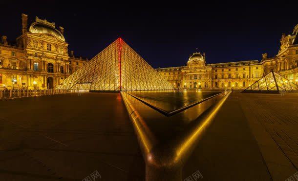 夜晚灯火通明的卢浮宫背景