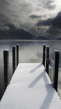 落雪栈桥黑白风景摄影图片