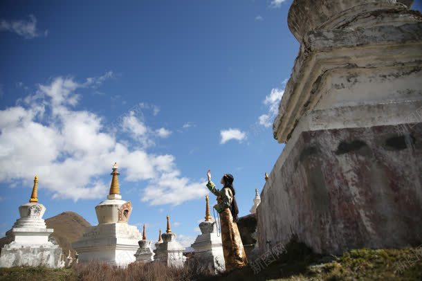 旅行人物向往寺庙jpg设计背景_88icon https://88icon.com 人物 向往 寺庙 旅行