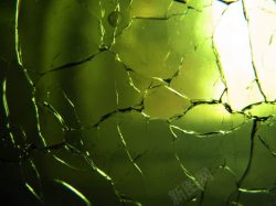 绿色玻璃上的裂痕图片绿色玻璃上的裂痕高清图片