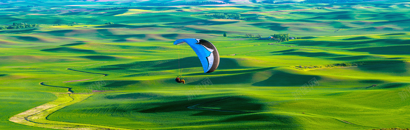 绿色田地跳伞摄影图片