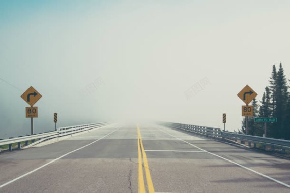 大雾滂沱的高速公路背景