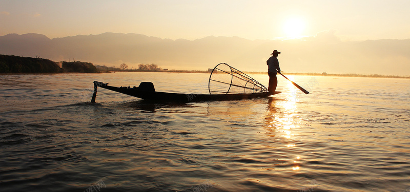 网页轮播图迎着阳光在打渔的渔民背景