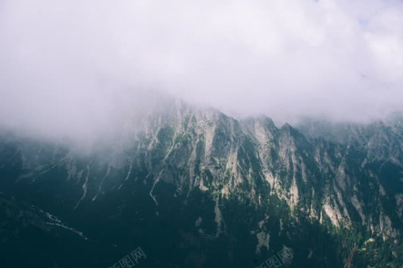 绿色山峰云雾风景背景