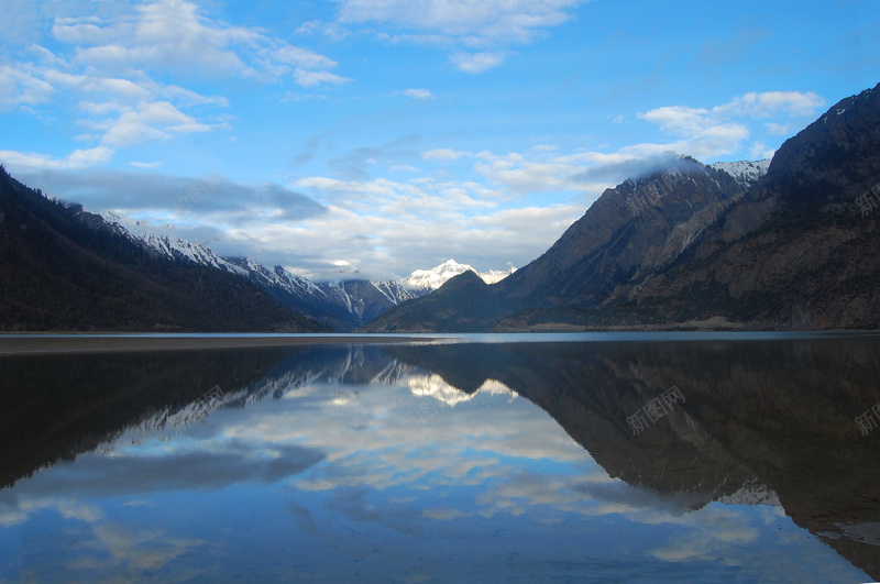 蓝天下的然乌湖jpg_88icon https://88icon.com 云彩 倒影 八宿县 冰川 堰塞湖 山峰 山脚 川藏公路 川藏线旅行 摄影 湖泊 然乌湖 白云 蓝天 雪山 风景