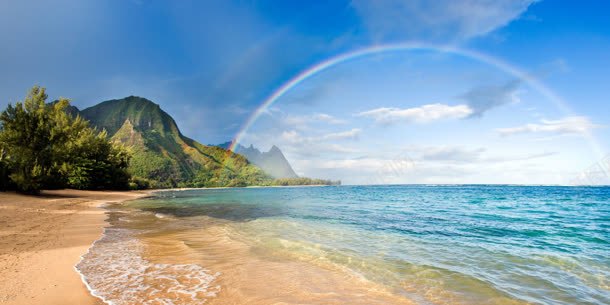 海水彩虹山峰沙滩背景