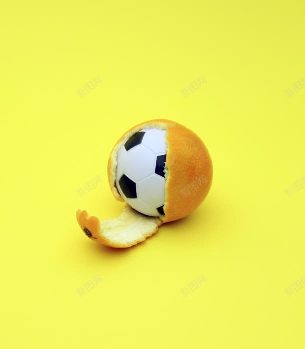 橙子皮里的足球海报背景jpg设计背景_88icon https://88icon.com 橙子 海报 背景 足球