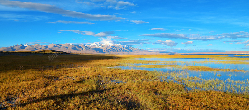 西藏蓝天湖泊背景摄影图片
