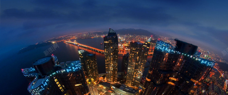 海边的灯火城市夜景摄影图片