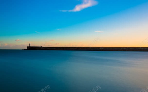 蓝天阳光平静的大海背景