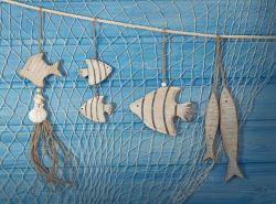 挂饰雕刻渔网与鱼高清图片