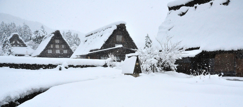 雪景冬日风景背景jpg_88icon https://88icon.com 冬日 冰雪 小房子 建筑 摄影 海报banner 白色 背景 雪中小屋 雪地 雪景 风景