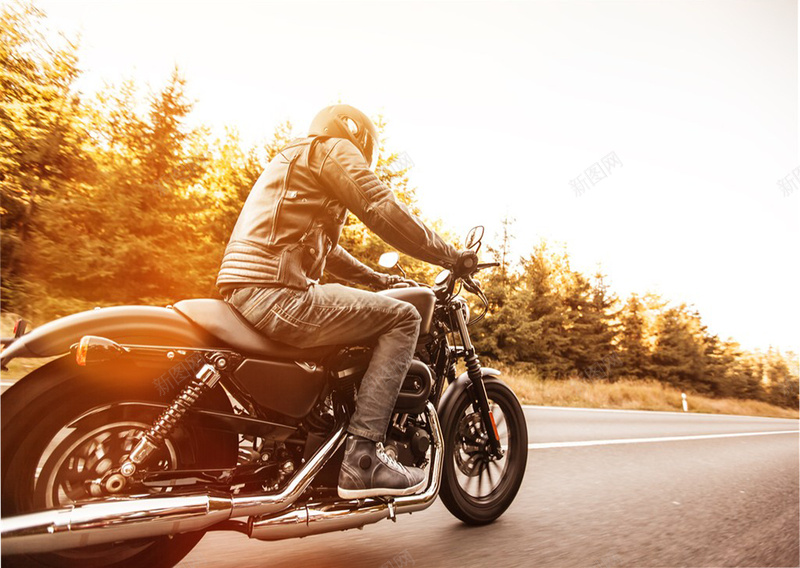 速度与激情骑摩托的男人psd_88icon https://88icon.com 人物 天空 户外摩托车 摄影 树林 男人 皮夹克 运动 风景 骑士 骑着摩托车的男人