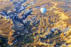 放飞的氢气球雪山上放飞的氢气球高清图片