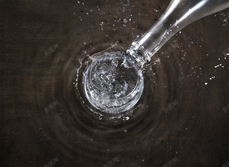 白酒创意海报psd设计背景_88icon https://88icon.com 创意海报 木头桌面 白酒 酒杯