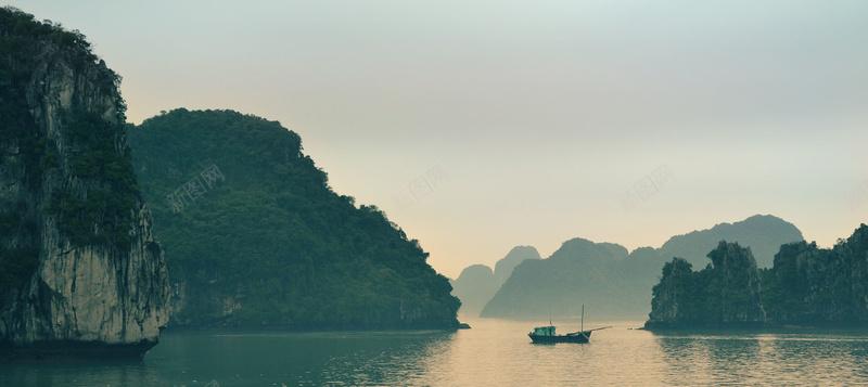 山间湖水孤舟背景摄影图片