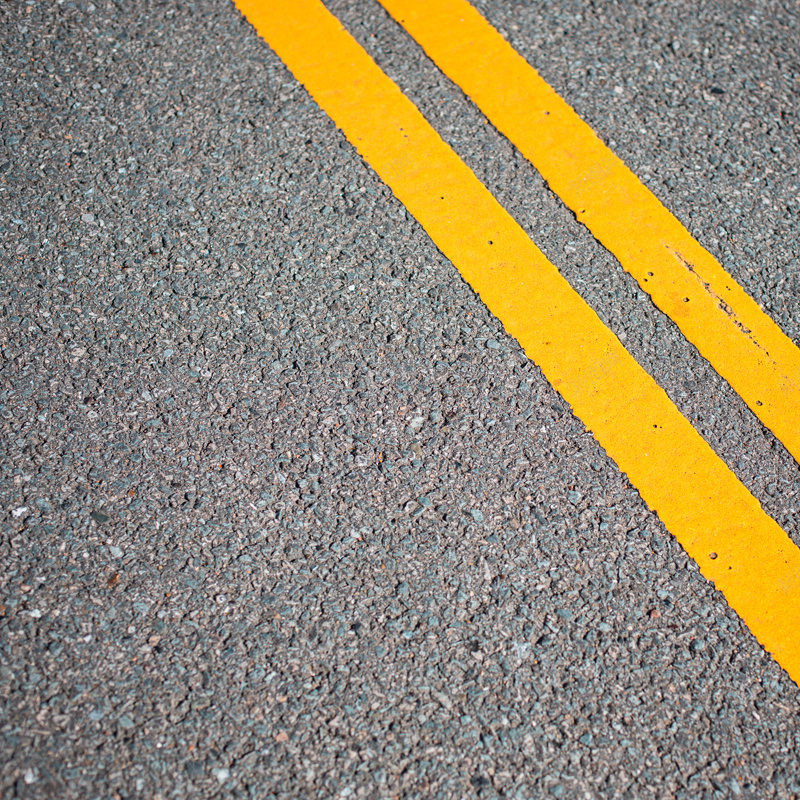 霸气公路鞋子背景图jpg设计背景_88icon https://88icon.com 主图 公路 斑马线 灰色 霸气 鞋子