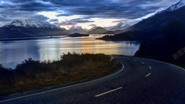 公路平静的湖面景色背景