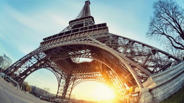 巴黎铁塔塔底阳光背景