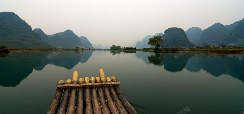 竹筏上的桂林山水背景图摄影图片