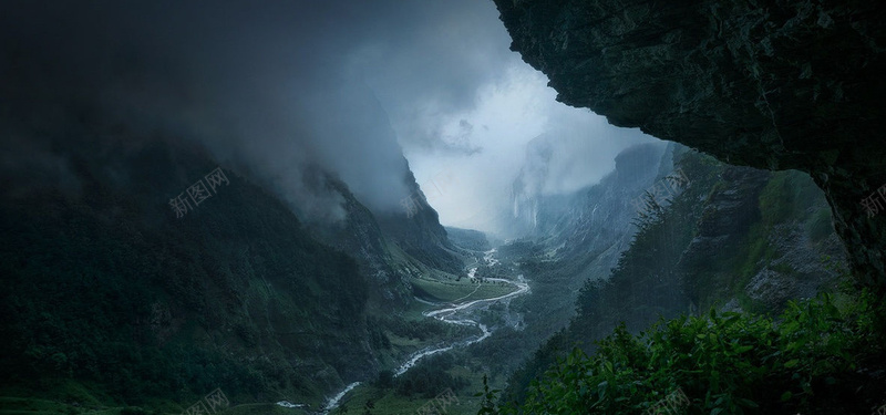 山谷阴天背景图背景