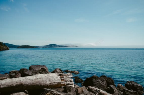 蓝天海水岩石湖泊背景