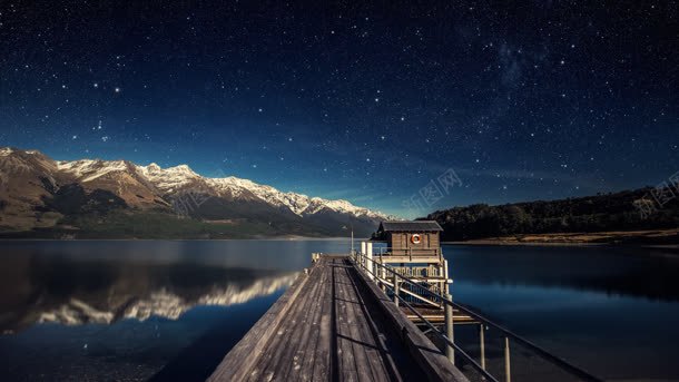 蓝天星空海边房屋背景