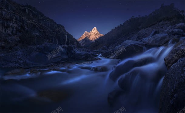 山峰夜晚河流希望背景