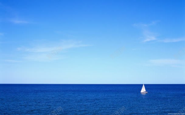 平静海面上的帆船海报背景背景