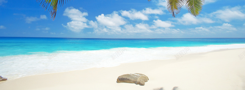 蓝色海边沙滩背景摄影图片