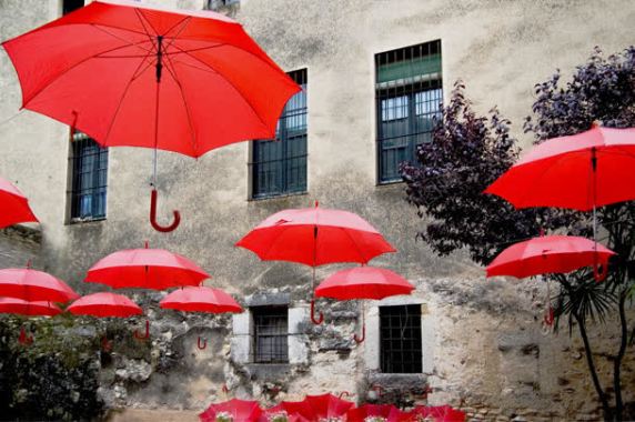 破旧公寓前的红色雨伞海报背景背景