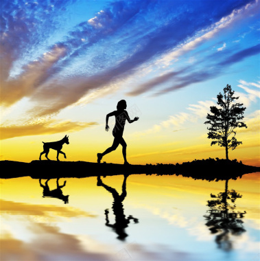 夕阳下在跑步的美女和小狗摄影图片