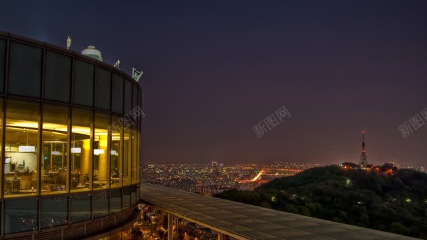 夜晚站在高处望远方背景