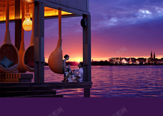 唯美紫色城市夜景别墅湖景地产海报背景模板背景