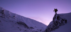 紫色背包登雪山背景高清图片