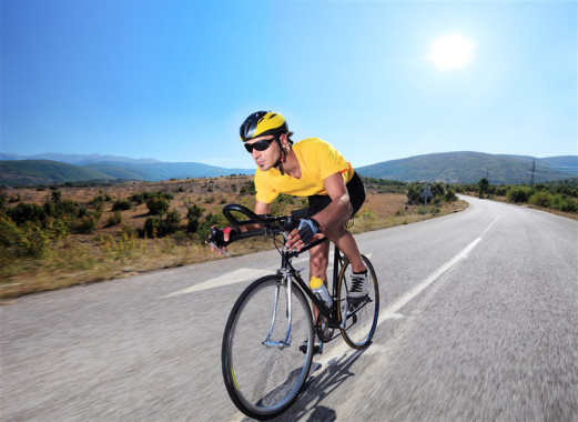 公路上骑自行车的运动员人物背景摄影图片