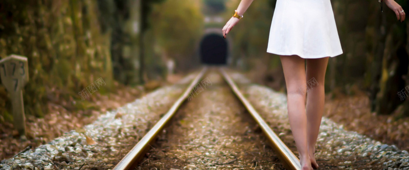 走在铁路上的女人psd_88icon https://88icon.com 女士 意境 摄影 海报banner 铁路 风景