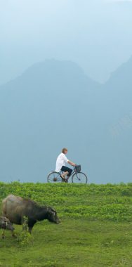 朦胧的远山海报背景背景