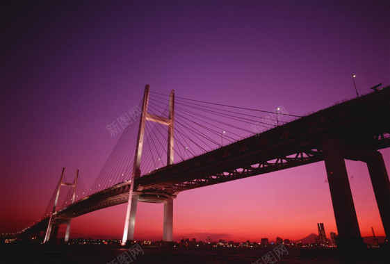 夕阳中的拉索大桥摄影图片