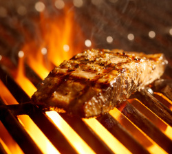 食材喜欢烧烤架上的美味食物高清图片