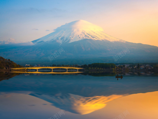 富士山下的湖泊桥梁摄影图片
