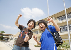 中学生教育学校里的小学生高清图片