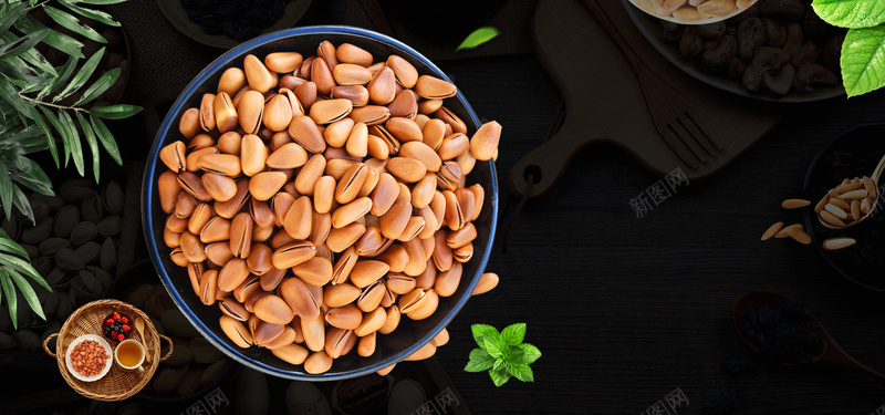 美味坚果简约质感黑色背景psd设计背景_88icon https://88icon.com 坚果 坚果坚果海报坚果零食 松子 树叶 电商 美食 美食节 质感 黑色