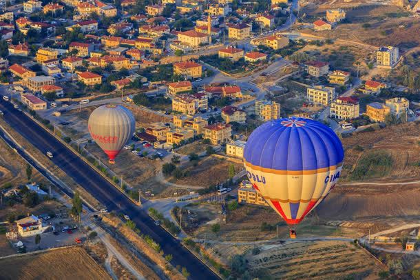 城市中心的氢气球jpg设计背景_88icon https://88icon.com 中心 城市 气球